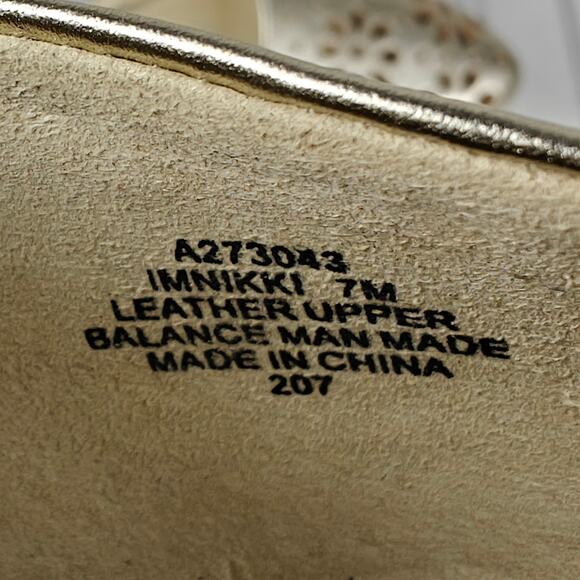 Isaac Mizrahi Live Gold Flower Cut Out Leather Flats Size 7M NEW - Picture 10 of 11